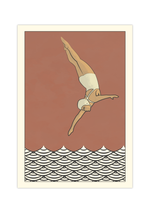 Dieses maritime Poster zeigt eine Turmspringerin in alter Badekleidung die einen Sprung in das Meer macht.