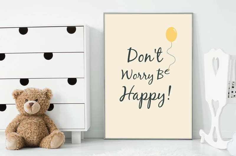 Das Poster zeigt den Spruch "Don't Worry Be Happy" in beige, gelb und dunkelgrüner Schrift. 