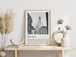 Dieses Poster zeigt dir eine Ansicht von Dresden mit Blick in die historische Altstadt, in dem im Hintergrund die Dresdener Frauenkirche zu sehen ist.