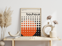 Das Bauhaus Poster zeigt dir kleiner werdende Kreise die von einem großen orangenen Kreis überlagert werden.