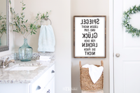 Dieses witzige Badezimmer Poster mit dem lustigen Spruch "Spiegel lügen nicht und zum Glück für dich lachen sie nicht" in gespiegelter Schrift ist die ideale Wanddeko für dein Bad.