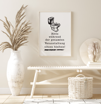 Das lustige Badezimmer Poster zeigt eine Toilette und den lustigen Spruch"Bitte während der gesamten Veranstaltung sitzen bleiben!".
