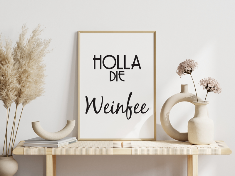 Dieses witzige Küchenposter zeigt den lustigen Spruch "Holla die Weinfee". Dieses Bild ist perfekt für alle Weintrinker und gibt deiner Küche einen neuen Hingucker. 