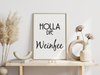 Dieses witzige Küchenposter zeigt den lustigen Spruch "Holla die Weinfee". Dieses Bild ist perfekt für alle Weintrinker und gibt deiner Küche einen neuen Hingucker. 
