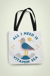 Die maritime Trage- und Einkaufstasche aus 100% Polyester ist mit einer Möwe und dem schönen Spruch "All I Need Is Vitamine Sea" bedruckt.