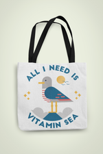 Die maritime Trage- und Einkaufstasche aus 100% Polyester ist mit einer Möwe und dem schönen Spruch "All I Need Is Vitamine Sea" bedruckt.