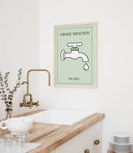 Dieses witzige Badezimmer Poster mit Wasserhahn und den Worten Hände waschen erinnert an das Spiel Monopoly und ist die ideale Wanddeko für dein Bad.
