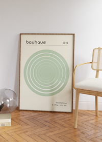 Das Poster im Bauhaus-Stil  zeigt dir eine Spirale im Kreis in Grün oder Orange.