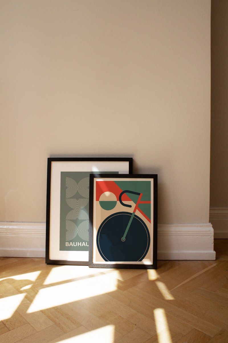 Das Bauhaus Poster zeigt dir geometrische Formen in Beige auf grünem Hintergrund. Das Poster ist einem Ausstellungsplakat von 1919 - 1923 nachempfunden, ist so aber nie erschienen. 