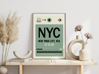 Das Poster zeigt ein Bild des John F. Kennedy Flughafen in New York City. Das Bild im vintage Stil ist in schönem Blau und Beige gehalten. 