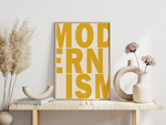 Das Poster zeigt das Wort Modernism in gelber Schrift.