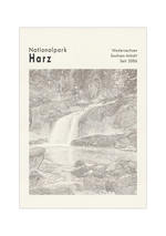 Das beige/schwarze Poster zeigt einen kleinen Wasserfall im Nationalpark Harz, der in den Bundesländern Niedersachsen und Sachsen-Anhalt liegt.