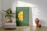 Das Poster im skandinavischen Stil zeigt dir zwei versetzte Hälften eines Kreises in Gelb. Das Poster ist mit den Worten "Nordic Exhibition" und auf Schwedisch mit " liv och natur" überschrieben.