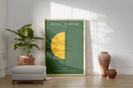 Das Poster im skandinavischen Stil zeigt dir zwei versetzte Hälften eines Kreises in Gelb. Das Poster ist mit den Worten "Nordic Exhibition" und auf Schwedisch mit " liv och natur" überschrieben.