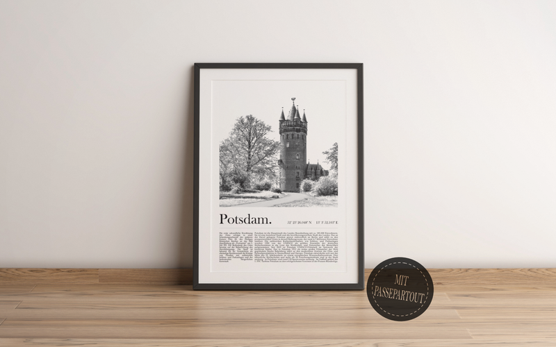 Dieses Poster zeigt dir in Schwarz Weiß eine Fotografie des Flatowturm im Stadtteil Babelsberg der Landeshauptstadt Potsdam in Brandenburg. 