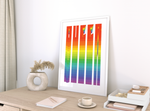 Das Poster zeigt in den typischen Regenbogenfarben das Wort Queer.