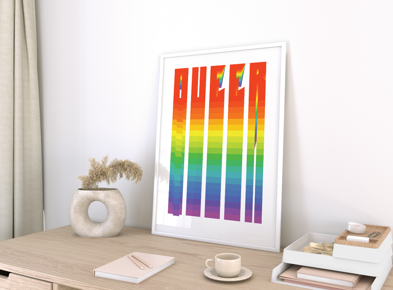 Das Poster zeigt in den typischen Regenbogenfarben das Wort Queer.