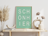 Das minimalistische Poster zeigt das Wort "SCHÖNHIER". Das Poster ist in Weiß und Blau/Grün erhältlich. Der schöne Spruch ist geeignet für jedes Zimmer.