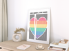 Das Poster zeigt in den typischen Regenbogenfarben den Spruch "Stay Queer, Stay Rebell". 