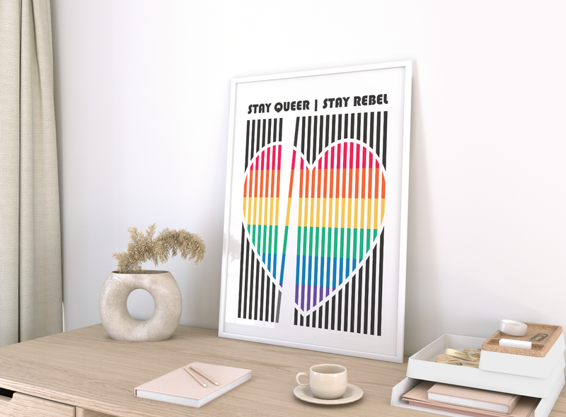 Das Poster zeigt in den typischen Regenbogenfarben den Spruch "Stay Queer, Stay Rebell". 