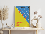 Dieses maritime Poster zeigt drei Schwimmerinnen an einem Strand in Gelb und Blau. 