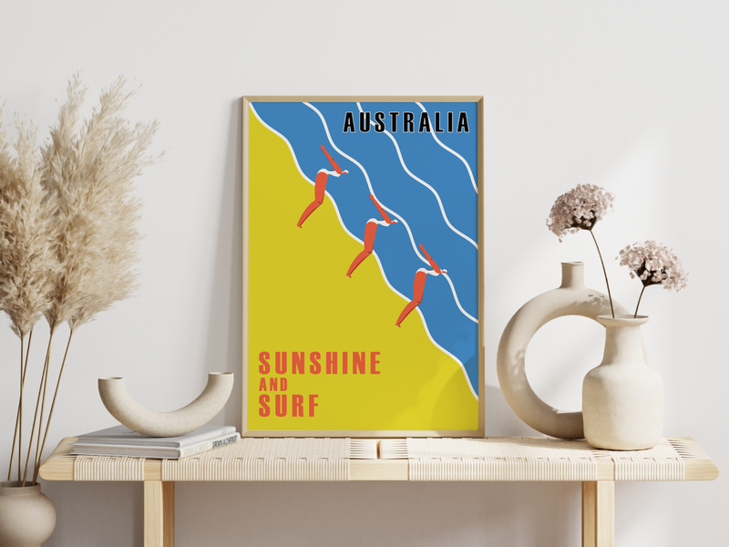 Dieses maritime Poster zeigt drei Schwimmerinnen an einem Strand in Gelb und Blau. 