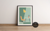 Das Poster zeigt ein minimalistisch dargestelltes Wohnzimmer mit Tisch, Blumen, Stuhl und Lampe. Das Bild ist in schönem Grün gehalten und hat einen vintage Touch.