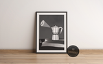 Dieses schöne Poster zeigt eine Espressokocher dargestellt als Leuchtturm auf einer Küste, inklusive Kaffeebohne als Licht am Himmel. 