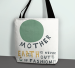 Die tolle Trage- und Einkaufstasche aus 100% Polyester ist mit dem schönen Spruch " Mother Earth is never out of Fashion" bedruckt.