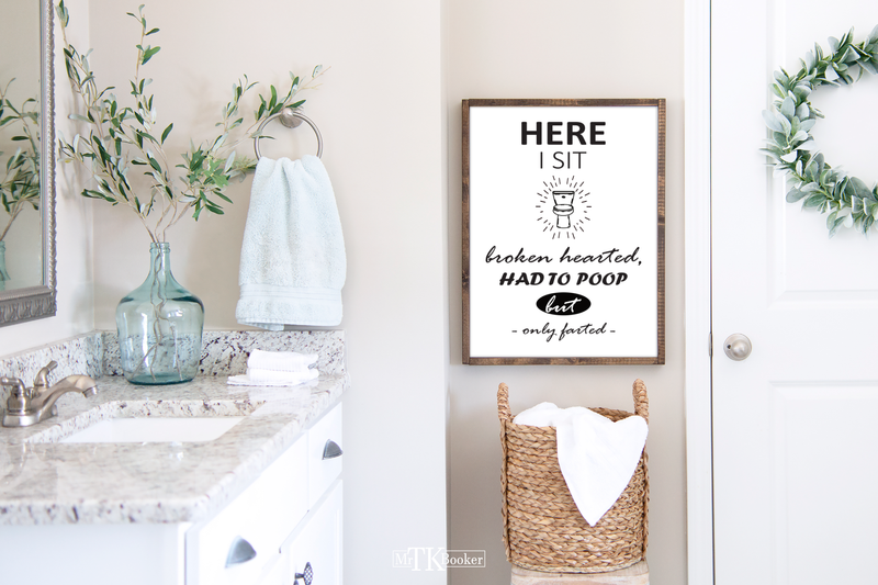 Dieses Poster für dein Badezimmer zeigt den witzigen Spruch " Here I Sit broken hearted, Had to Poop but only farted".