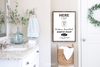 Dieses Poster für dein Badezimmer zeigt den witzigen Spruch " Here I Sit broken hearted, Had to Poop but only farted".