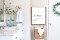 Dieses witzige Badezimmer Poster zeigt die Definition der Gästetoilette mit Aussprache und Bedeutung.