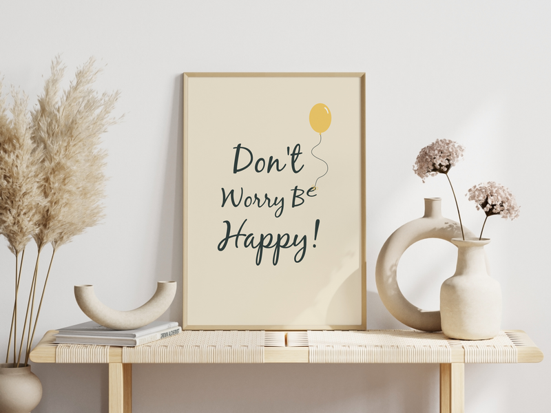 Das Poster zeigt den Spruch "Don't Worry Be Happy" in beige, gelb und dunkelgrüner Schrift. 