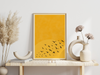 Dieses minimalistische Poster eines Sonnenuntergangs mit einem Vogelschwarm im Vordergrund ist die perfekte Wanddeko für jeden Raum.