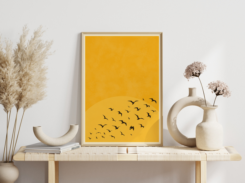 Dieses minimalistische Poster eines Sonnenuntergangs mit einem Vogelschwarm im Vordergrund ist die perfekte Wanddeko für jeden Raum.