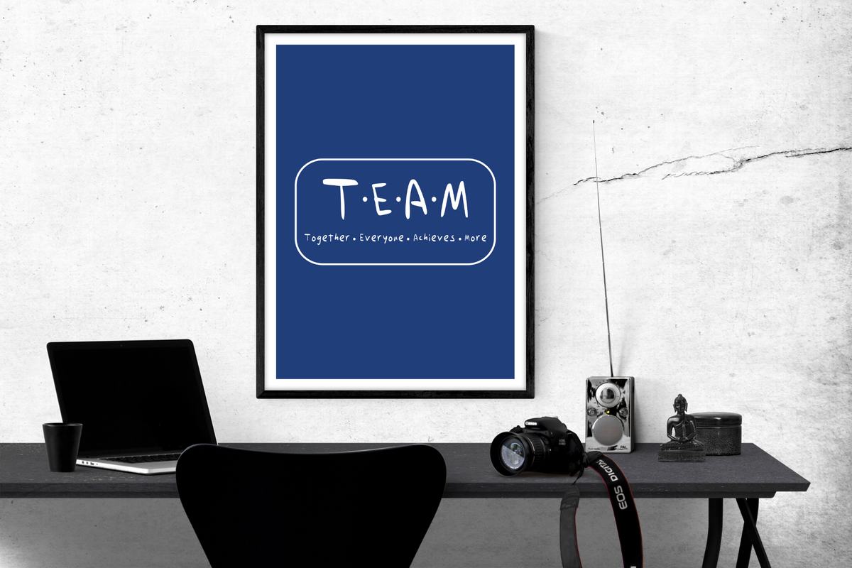 Dieses Poster zeigt dir das Wort Team, inklusive dem Spruch togehter, erveryone, achieves, more.