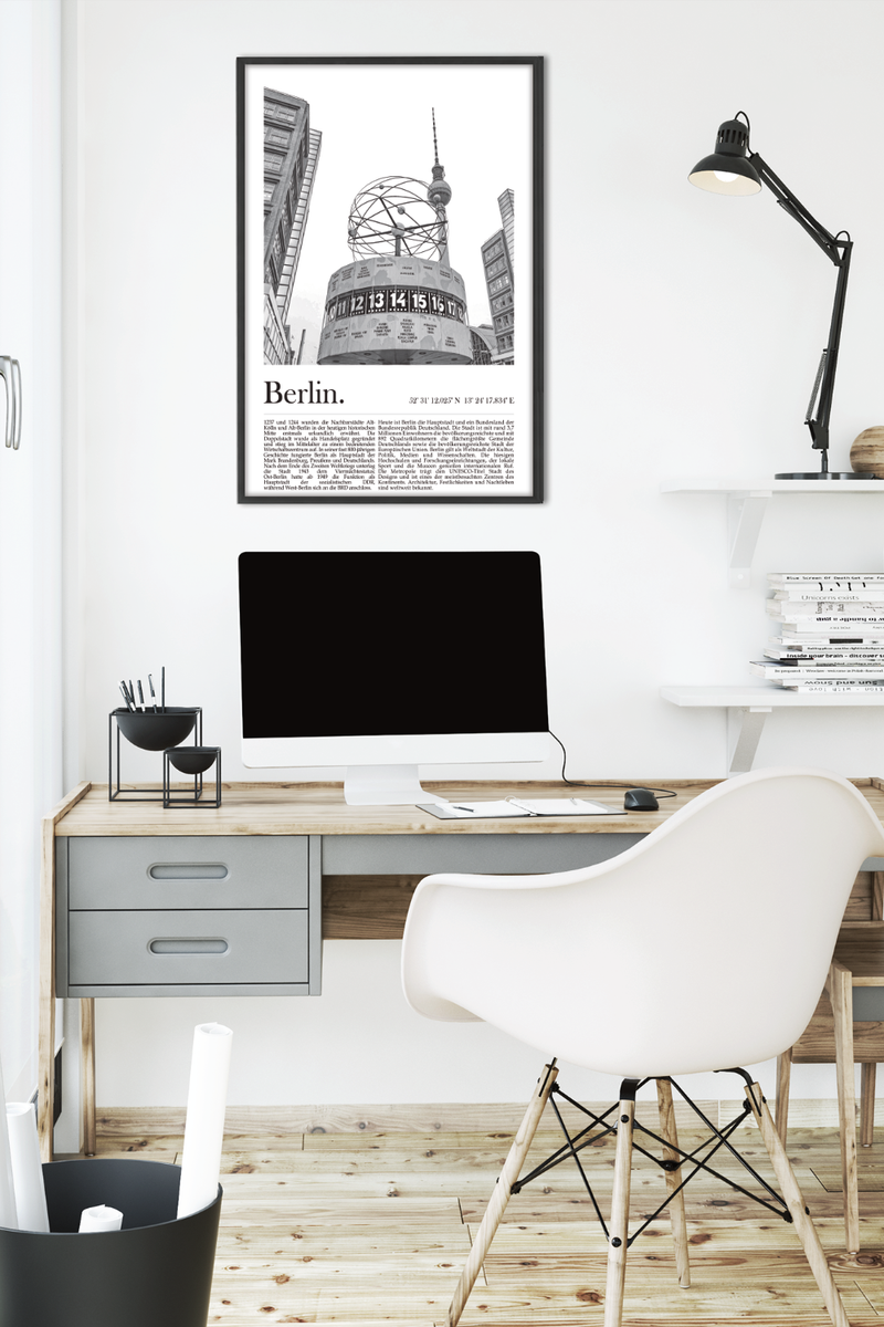 Dieses Poster zeigt eine Ansicht von Berlin auf der die sowohl die Weltzeituhr auf dem Alexanderplatz, wie auch im Hintergrund der Fernsehturm zu sehen ist. 
