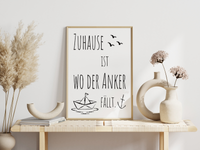 Schönes maritimes Poster mit einem Papierboot und dem Spruch Zuhause ist, wo der Anker fällt.