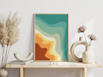 Das minimalistische dargestellt Poster zeigt in abstrakter Form einen Strand in verschiedenen Rot/Braun und Blau-Tönen. 