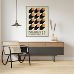 Das Poster im Bauhaus-Stil  zeigt dir verschiedene bunte Quadrate in 3D. Das Poster mit der Bildunterschrift Bauhaus Ausstellung 1919-1923 ist einem Ausstellungsplakat nachempfunden.