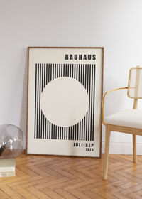 Dieses Bauhaus Poster zeigt dir einen aus Linien ausradierten Kreis in Rot oder Eierschalenweiß. 