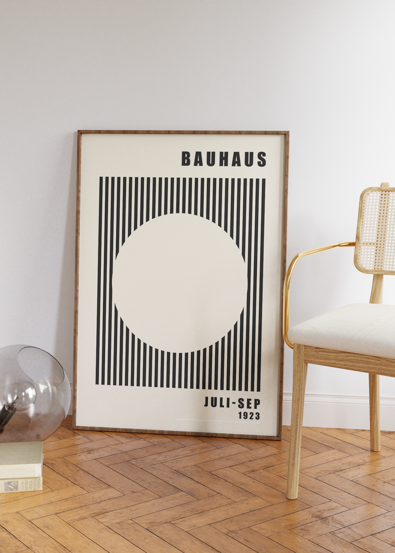 Dieses Bauhaus Poster zeigt dir einen aus Linien ausradierten Kreis in Rot oder Eierschalenweiß. 