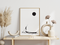 Dieses maritime Poster zeigt ein eine minimalistisch dargestellte Frau auf einem Boot und einem Mond am Himmel. 