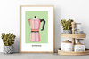 Dieses Kaffee-Poster für die Küche zeigt dir einen Espresso-Kocher in Rosa auf Grünem Hintergrund.