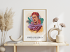 Das Poster zeigt Frida Kahlo de Rivera, welche eine mexikanische Malerin des Surrealismus gewesen ist. Sie lebte vom 6. Juli 1907 bis zum 13. Juli 1954.