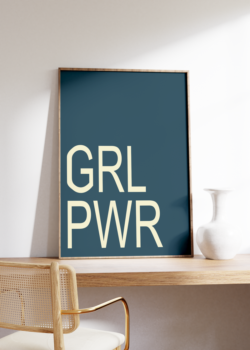 Diese Poster mit dem Spruch Girl Power ist die ideale Dekoration für alle Mädchen- und Frauenzimmer.