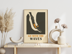 Dieses maritime Poster zeigt eine Schwimmerin die ins Wasser springt. Unterzeichnet mit dem Spruch "Go With The Waves".