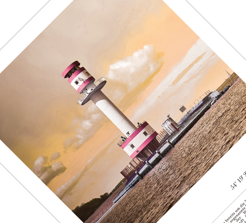 Dieses tolle Poster zeigt dir den Leuchtturm der Landeshauptstadt Kiel der in der Ostsee im Bereich der Kieler Außenförde steht. 