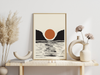 Dieses schöne Poster zeigt einen Sonnenuntergang über dem Meer in schönem Schwarz und Orange.