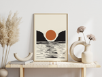 Dieses schöne Poster zeigt einen Sonnenuntergang über dem Meer in schönem Schwarz und Orange.